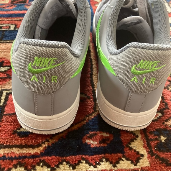 Nike Air Force 1’s wolf grey/green size8 w/box - Picture 2 of 6